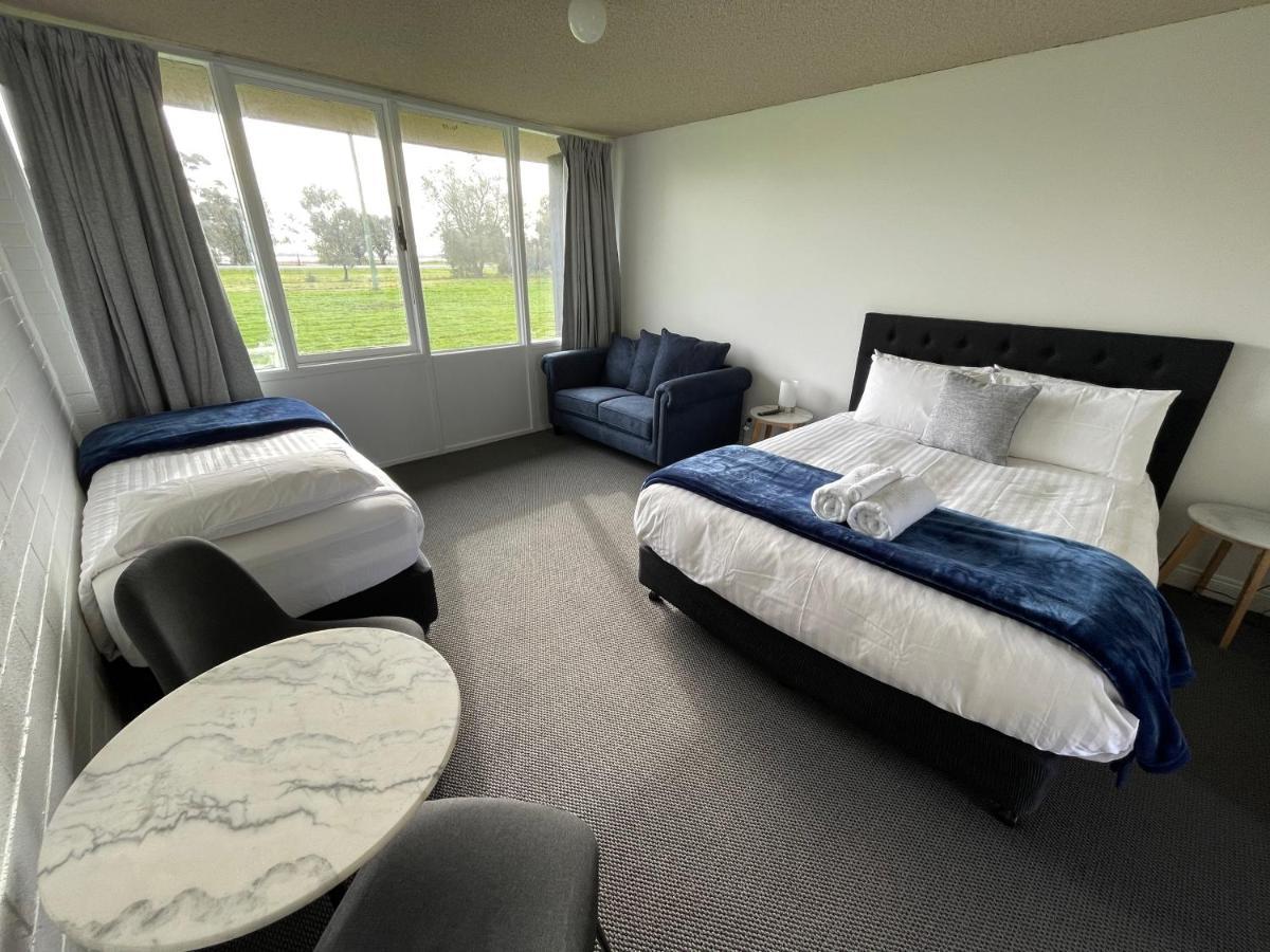 Happy Wanderer Motel Lake Boga On The Lake With Lake Views Экстерьер фото