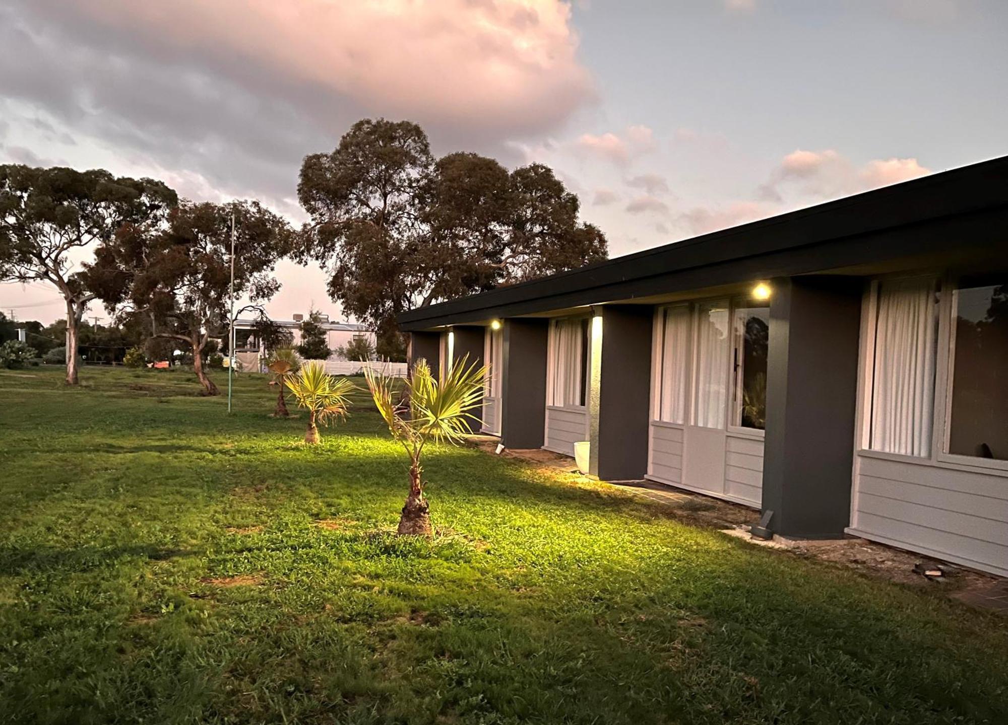 Happy Wanderer Motel Lake Boga On The Lake With Lake Views Экстерьер фото